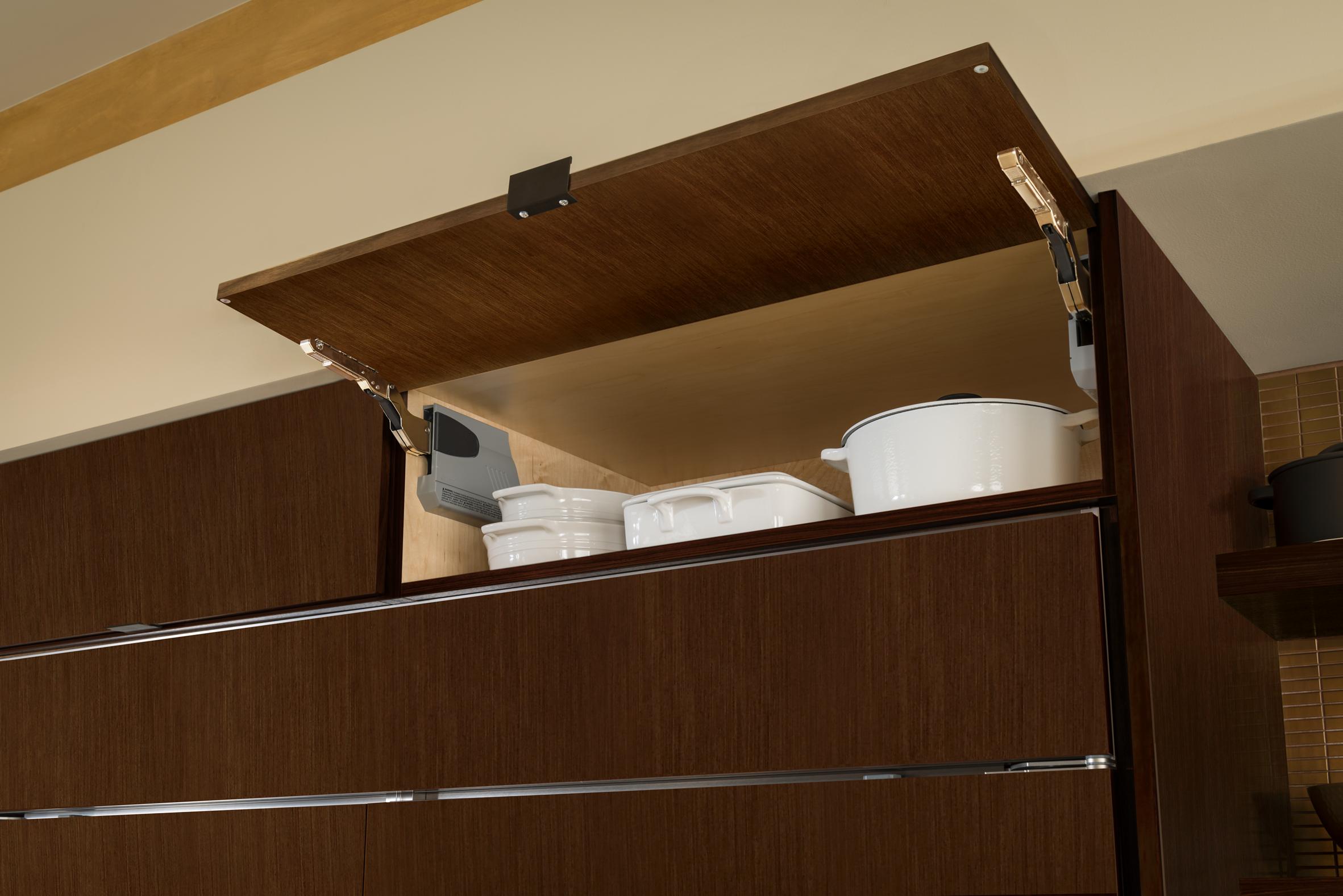 KraftMaid Full Access Wall with Lift and Stay Door